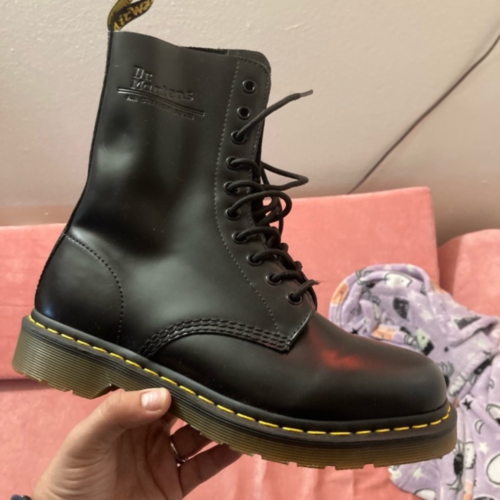Never worn 1946 pascal women’s doc martens
